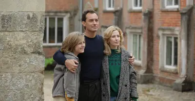 Transferir ou sairá: o ninho para a Netflix, um drama rico e lento com Jude Law