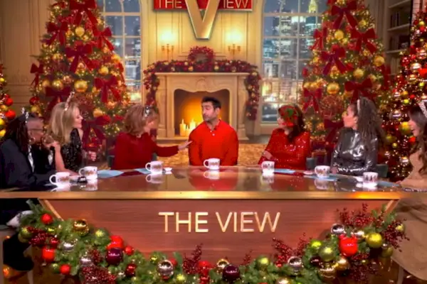 Joy Behar apalpa o bíceps de Kumail Nanjiani em ‘The View’: Você quer que eu flexione, Joy?
