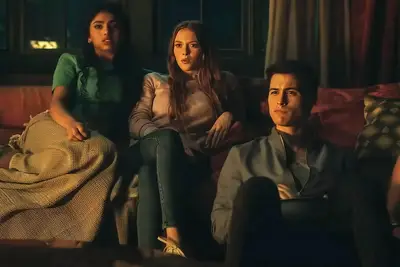 ́ SE Transmite Tarot en netflix o HBO Max?