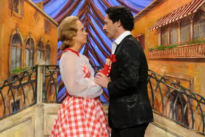 Jon Hamm se lembra de estar nu com Kristen enquanto organiza o SNL: eles literalmente os rasgam sobre eles