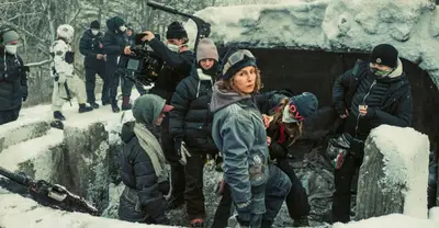 Trasferiscilo o lascialo uscire: granchio nero a Netflix, dove la patina di Noomi Rapace attraverso la distopia al momento della guerra