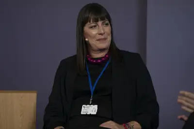 Transmitirlo o omitirlo: Irvine Welsh’s Crime Season 2 en Britbox, donde Di Ray Lennox intenta dejar atrás el caso de confitera