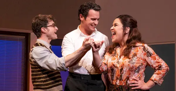 O filme ‘Merrily We Roll Along’ está sendo transmitido no Netflix ou no Amazon Prime Video?