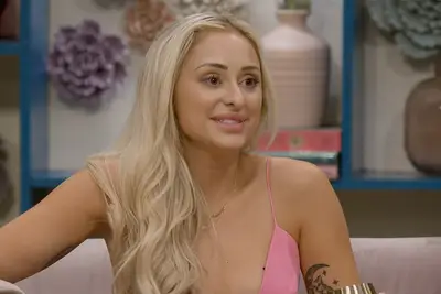 „Liebe ist Renee de Shield hat alles in einem explosiven Podcast: Lügen, Bedrohungen und Waffen