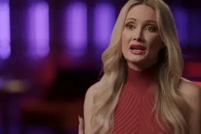 Holly Madison dice che esiste una richiesta che rappresenti solo nuda nei nuovi documenti di identificazione: non sono andato
