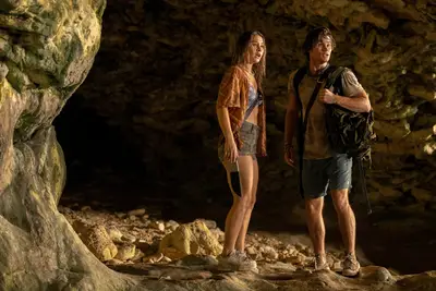 Outer Banks. (L to R) Madelyn Cline as Sarah Cameron, Chase Stokes as John B