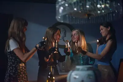 Envie ou deixe de lado: Barracuda Queens para Netflix, em um grupo de jovens mulheres privilegiadas que roubam de outros ricos