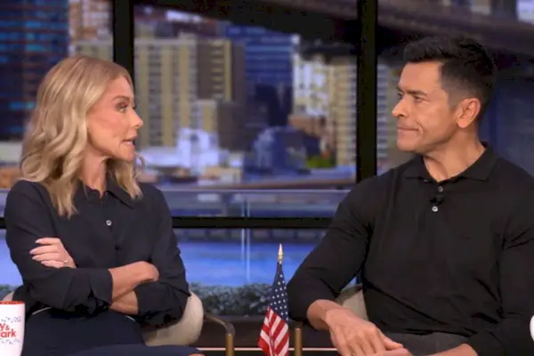 Kelly Ripa lascia 'vivere' il suo motto di vita off-camera recentemente adottato: Se non sono davanti alla telecamera, niente reggiseno, niente trucco