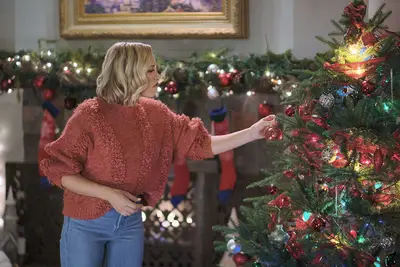 Transférez-le ou laissez-le de côté: Emily Osment soulève un enregistrement honorifique très heureux à la caractéristique dans l'état du MVP des films de Noël