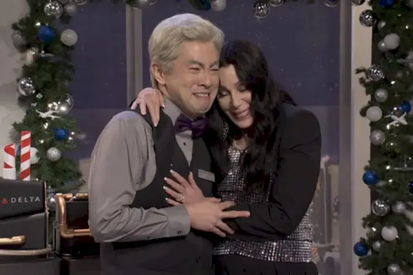 Bowen Yang riceve un emozionante saluto 'SNL' con Ariana Grande e Cher nel suo episodio finale