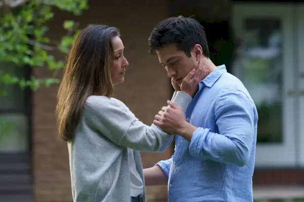 Yuna (Christina Chang) abraçando Shane (Hudson Williams) em