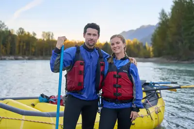 Librarlo o omitirlo: Un romance de aguas bravas en el canal Hallmark, un romance de Fish-Of-Rapids sobre colegas que se enamoran en un viaje de rafting