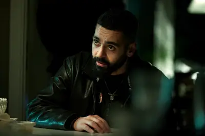 Transmita o álfónelo: Entregándome en Netflix, alrededor de dos adolescentes cuya amistad es literalmente desarmada por un pandillero pequeño