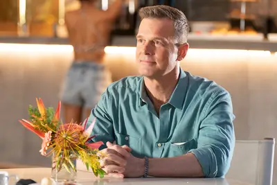 Peter Krause as Bobby Nash on 