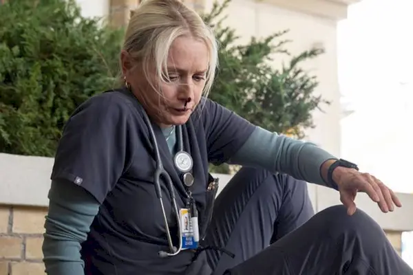 Dana Evans (Katherine LaNasa) después de recibir un puñetazo de Doug Driscoll (Drew Powell) en