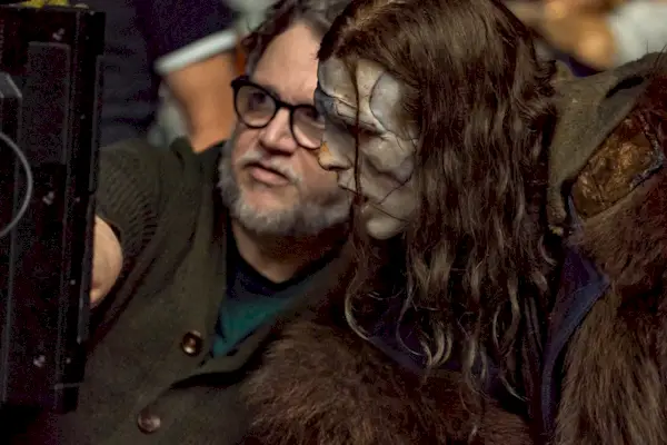 FRANKENSTEIN, de izquierda a derecha: director Guillermo del Toro, Jacob Elordi como La Criatura, en el set, 2025.