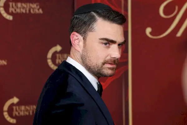 WASHINGTON, DC – 19 DE ENERO: Ben Shapiro camina por la alfombra roja en el baile inaugural de la víspera de Turning Point USA en el Hotel Salamander el 19 de enero de 2025 en Washington, DC. (Foto de Samuel Corum/Getty Images)