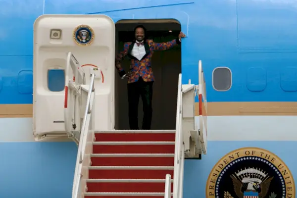 M. Diabaté debout sur Airforce One sur