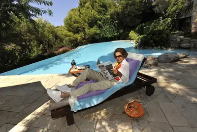 Transferir ou sairá: o bilionário, o mordomo e o amigo de Netflix, um documento sobre um escândalo em espiral no qual a mulher mais rica está envolvida no mundo