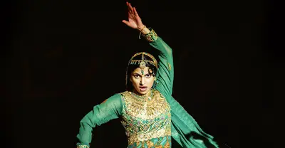 Transfira ou solte: Cloiical Sociedad em Peacock, uma comédia divertida e animada de ação do talentoso diretor Nida Manzoor