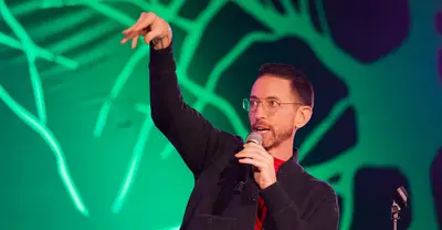 Transfira ou deixe de lado: Neal Brennan: Bom louco na Netflix e torna as pessoas talentosas um pouco torcidas