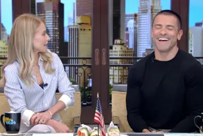 Live: Kelly Ripa llama a Mark Consuelos por mirarla bien mientras habla de la piel envejecida