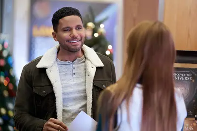 Transferência ou omita: Sob o céu de Natal em Hallmark, onde dois casos espaciais veem se o relacionamento deles tem coisas boas