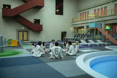 Transfira ou deixe de lado: o programa 8 da Netflix, uma comédia sombria na qual as pessoas participam de um programa de jogo estranho que é literalmente dinheiro