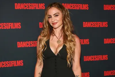 Le sopranosstar, Drea de Matteo, est anesthésié par les fans de l'annonce des seuls fans: les Sopornos
