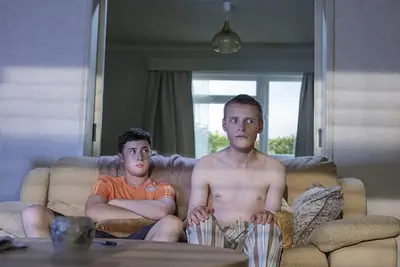 Traduzido ou omitido: Em algum lugar como uma criança em Hulu em um adolescente protegido por seu pai, que descobriu a verdade sobre o mundo após sua morte