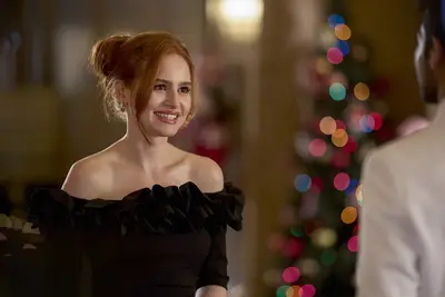 Send Or Ometti: The Holiday Hotel em Freeve Lancia Madelaine Petsch e Mena Massaud como mais colega