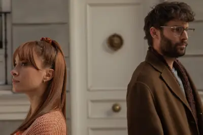 Trasferisci o ometti: amore, diviso in Netflix, una dolce storia d'immaginazione che sembra porre la domanda. Cosa succederebbe se Amélie fosse un candidato d'amore, è cieco?