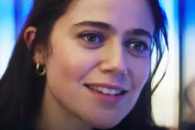 Qui joue Claire en deuxième saison? Pourquoi Molly Gordon semble être familier