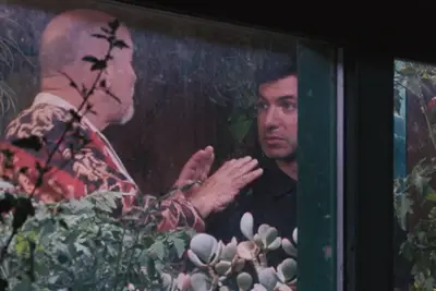 Micro pênis de Nathan Fielder durante o prêmio da maldição que caça para sempre