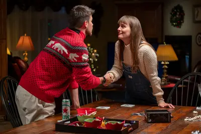 Senden oder weglassen: Exmas in Freevee, ein Weihnachtsfilm, in dem Hijinks und Heiterkeit auf den Weg der Romantik gebracht werden