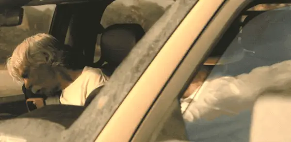 LANDMAN T2 Ep7 Tommy le pone el bigote a un TL dormido