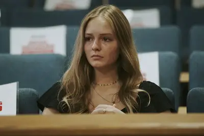 Maya presta atenção