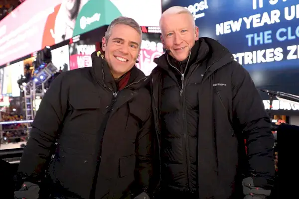 Andy Cohen confirme que lui et Anderson Cooper boiront le soir du Nouvel An : c'est mon travail de faire boire Anderson