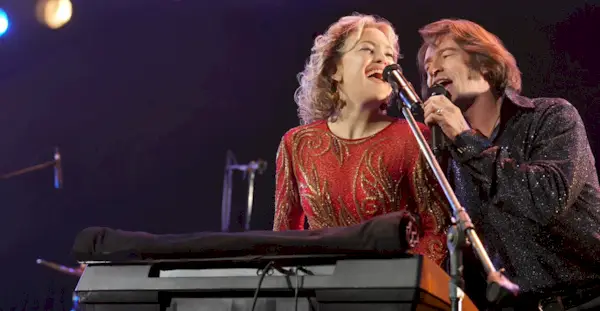 O filme ‘Song Sung Blue’ de Hugh Jackman está sendo transmitido no Netflix ou no Amazon Prime Video?