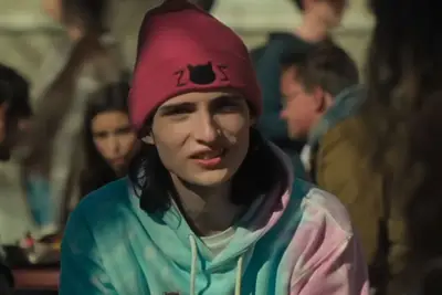 Transfira ou deixe -o sair: se você salvar o mundo em Netflix, o estranho começo como diretor de Jesse Eisenberg