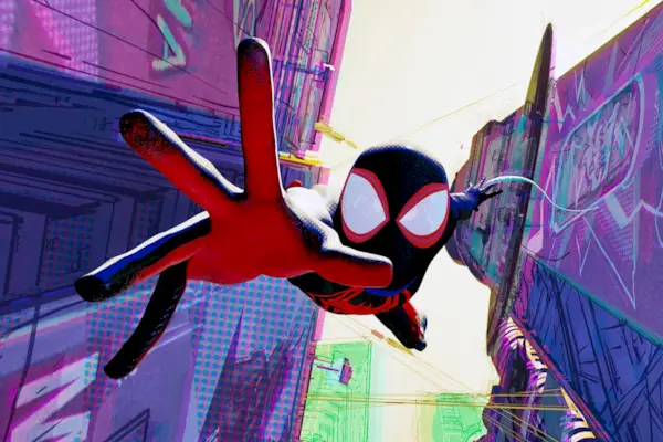 Une image tirée de Spider-Man Across the Spider-Verse de Miles Morales en costume se balançant à travers les bâtiments