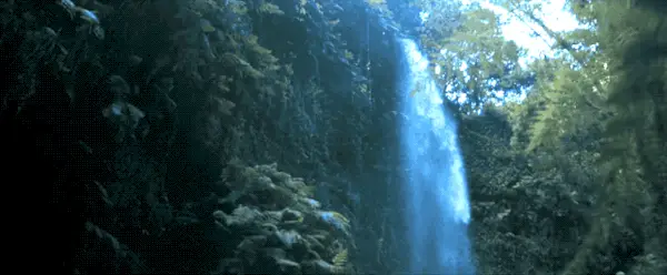 PLURIBUS EP 7 PLANO AMPLIO DE LA CASCADA