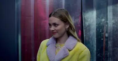 Übertragen Sie es oder lassen Sie es aus: Lächeln Sie im Hauptvideo, einen makabren Thriller, der sich mit Trauma und psychischen Erkrankungen befasst