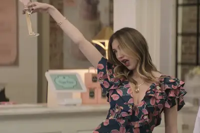 Sim, ele é a esposa de Adam Sandler, Jackie Sandler, como a diva Baker nos Rioures de Netflix