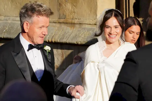 A filha de Gordon Ramsay, Holly, casa-se com Adam Peaty enquanto uma amarga disputa familiar ofusca o casamento