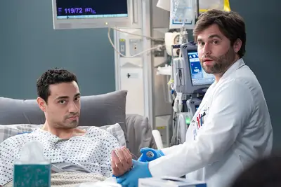 Grays Anatomy verliert Dr. Levi Schmitt: Jake Borelli laut Berichten und verlässt das medizinische Drama nach sieben Spielzeiten