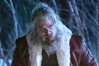 Quando é a noite violenta no verdadeiro Türkiye? Como ver o filme de Natal de David Harbor online