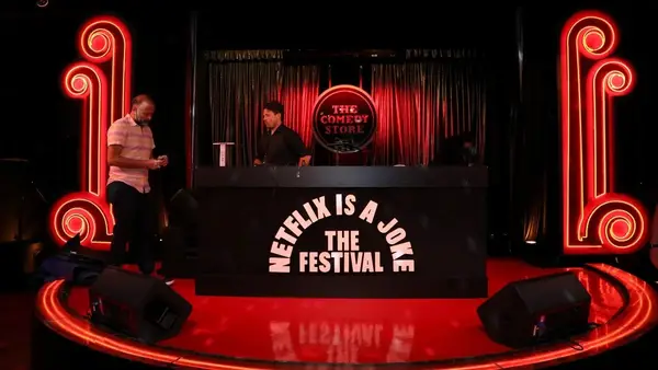 Amy Schumer est rejetée par Jennifer Lawrence pour la nouvelle comédie spéciale Netflix, Contact d'urgence (vidéo)