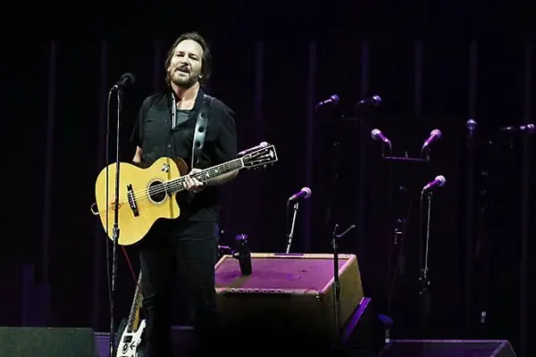 Eddie Vedder appelle Harrison Butker un P - et pour le discours sexiste: les gens de qualité n'ont pas peur de l'égalité